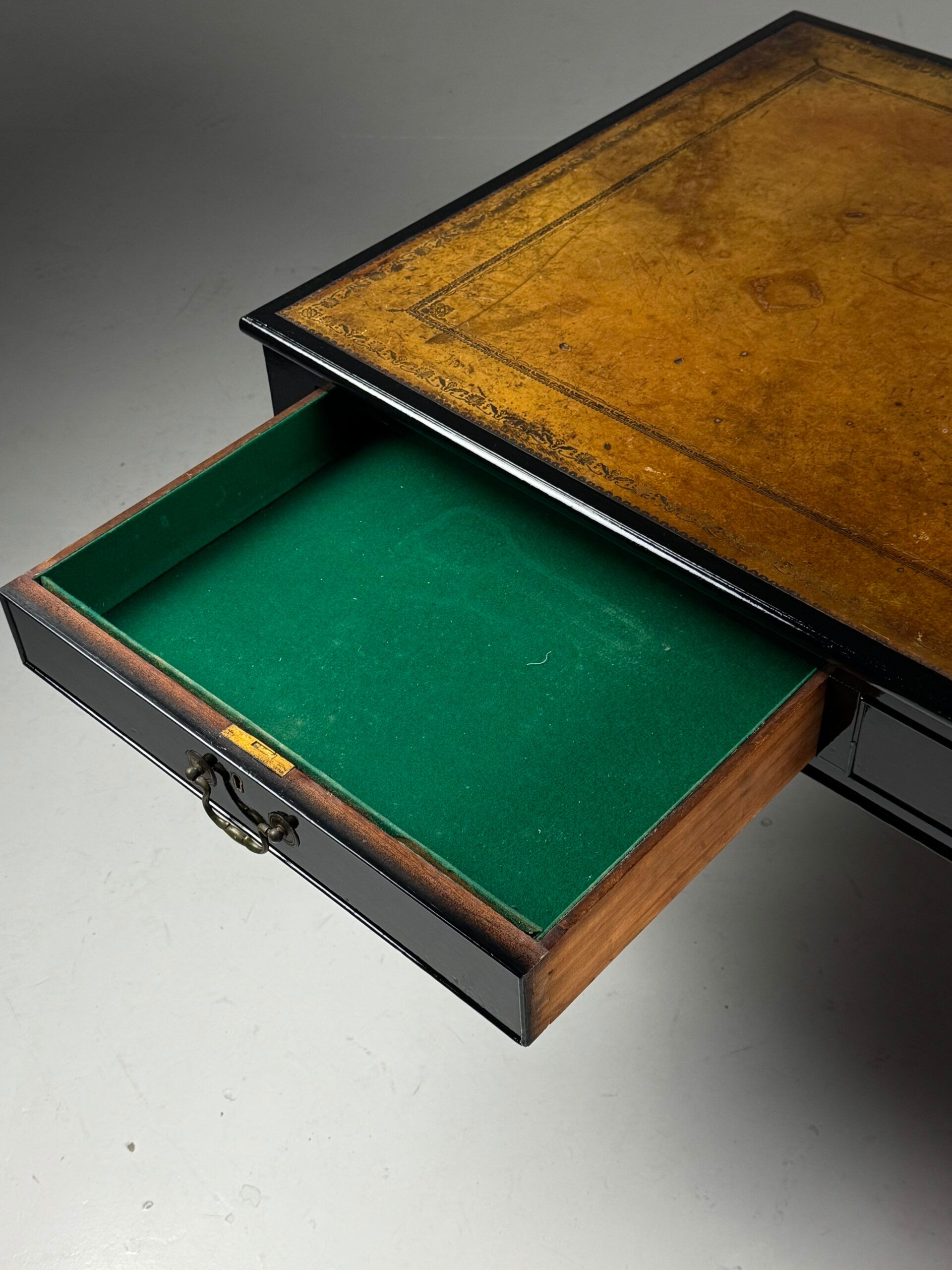 Bureau anglais du 19ème siècle noir