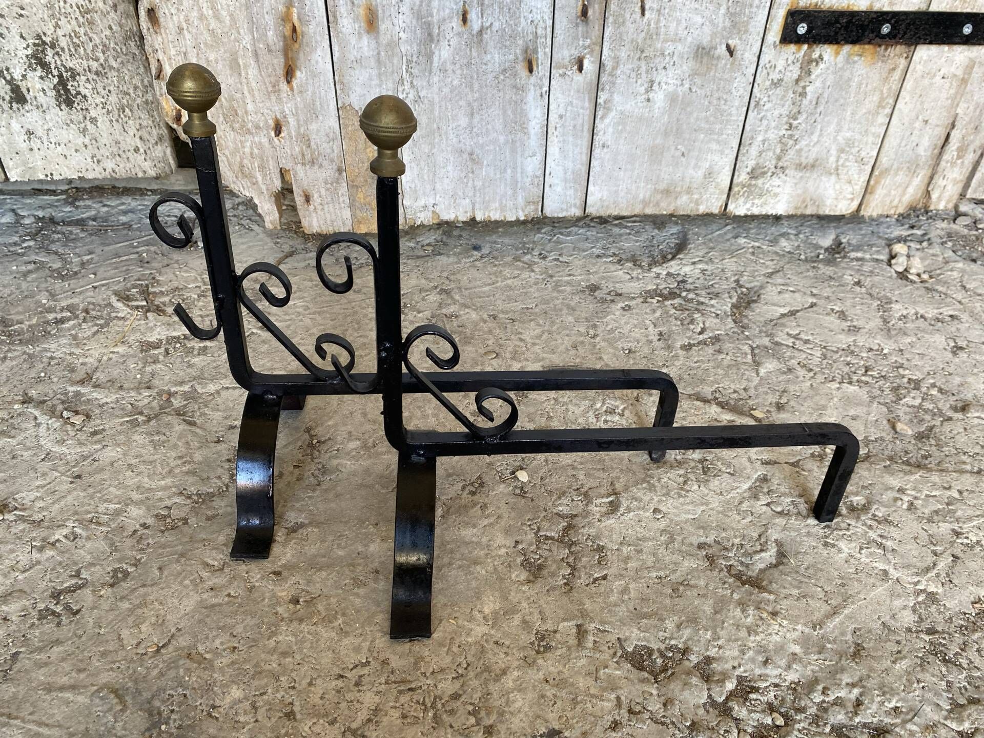 Paire de Chenets Cheminée Fer Forgé Volutes + Têtes Boule Laiton Vinta
