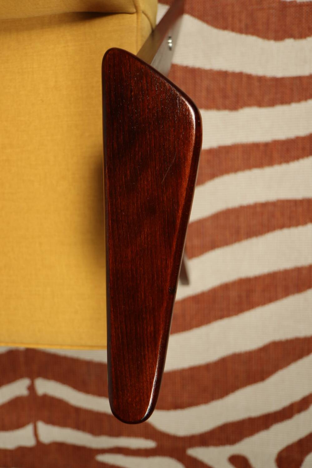 Fauteuil en bois et velours jaune par Chierowski