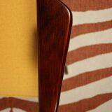 Fauteuil en bois et velours jaune par Chierowski