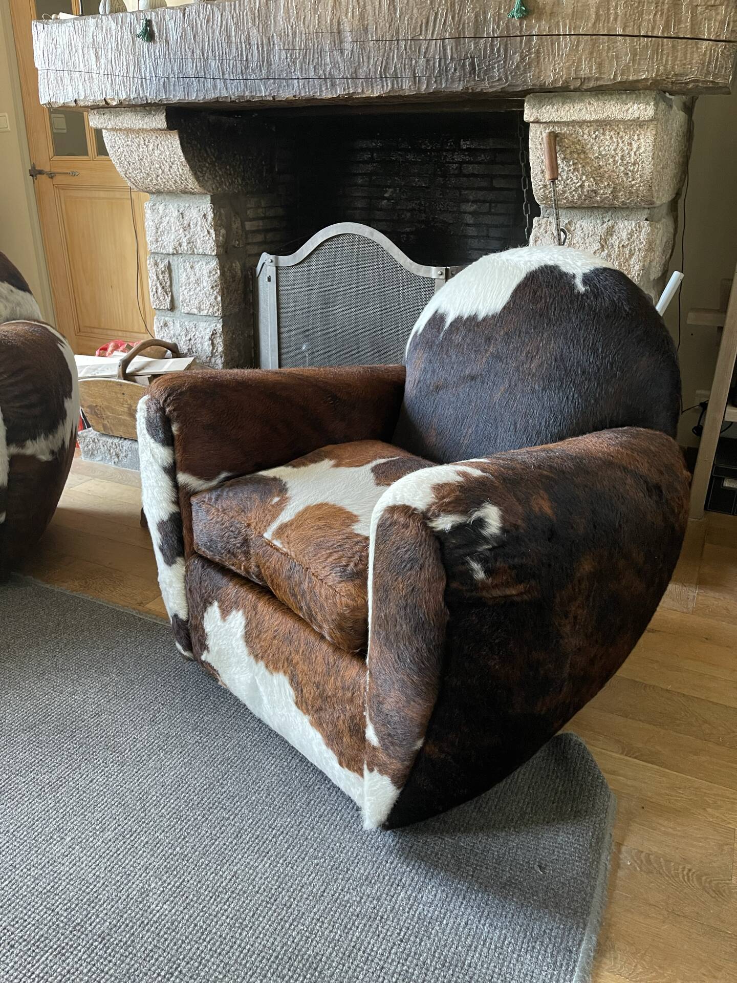 Fauteuils club en peau de vache