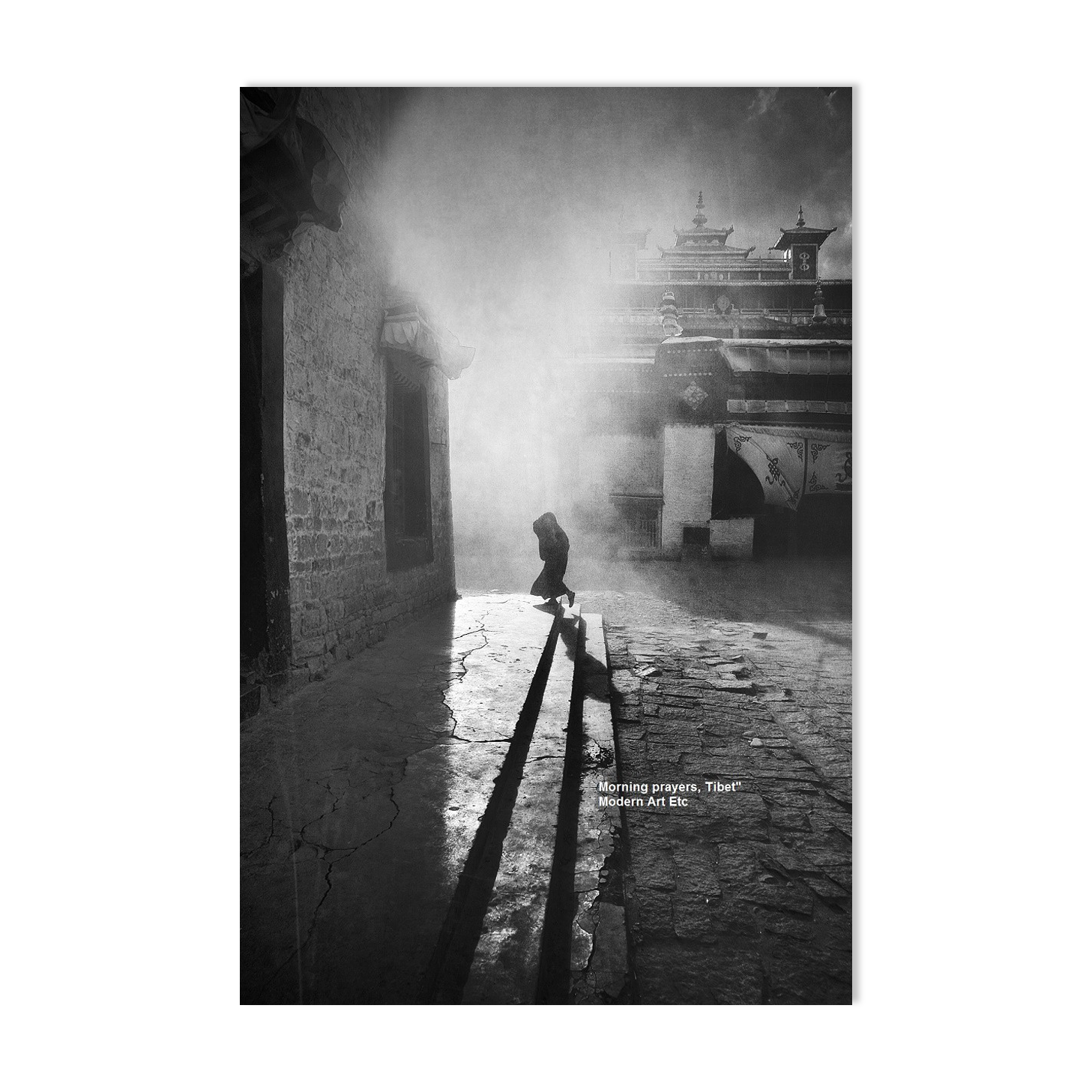 Méditation -  Petit moine va pour ses prières du matin, TIbet