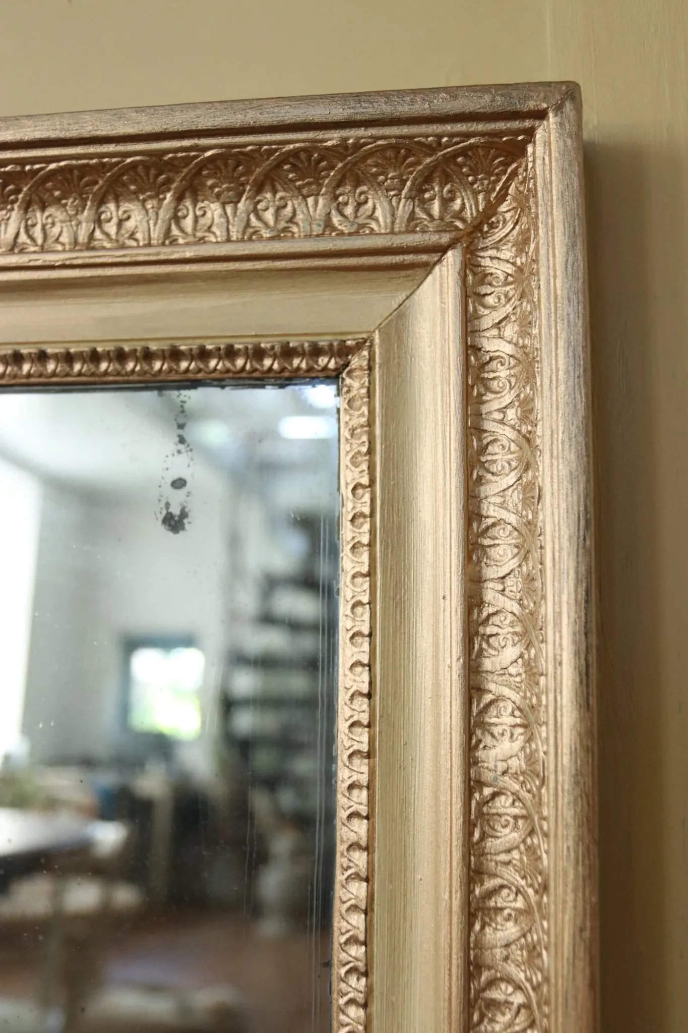Louis XVI-style trumeau mirror with urn and dolphins – painted and gilded