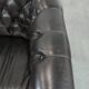 Ensemble de deux luxueux fauteuils club Chesterfield en cuir de vachette noir.