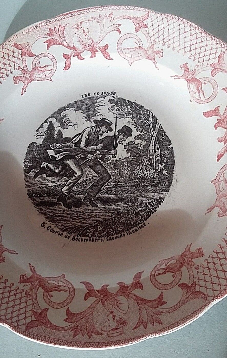 Talking plate themed Pexonne races