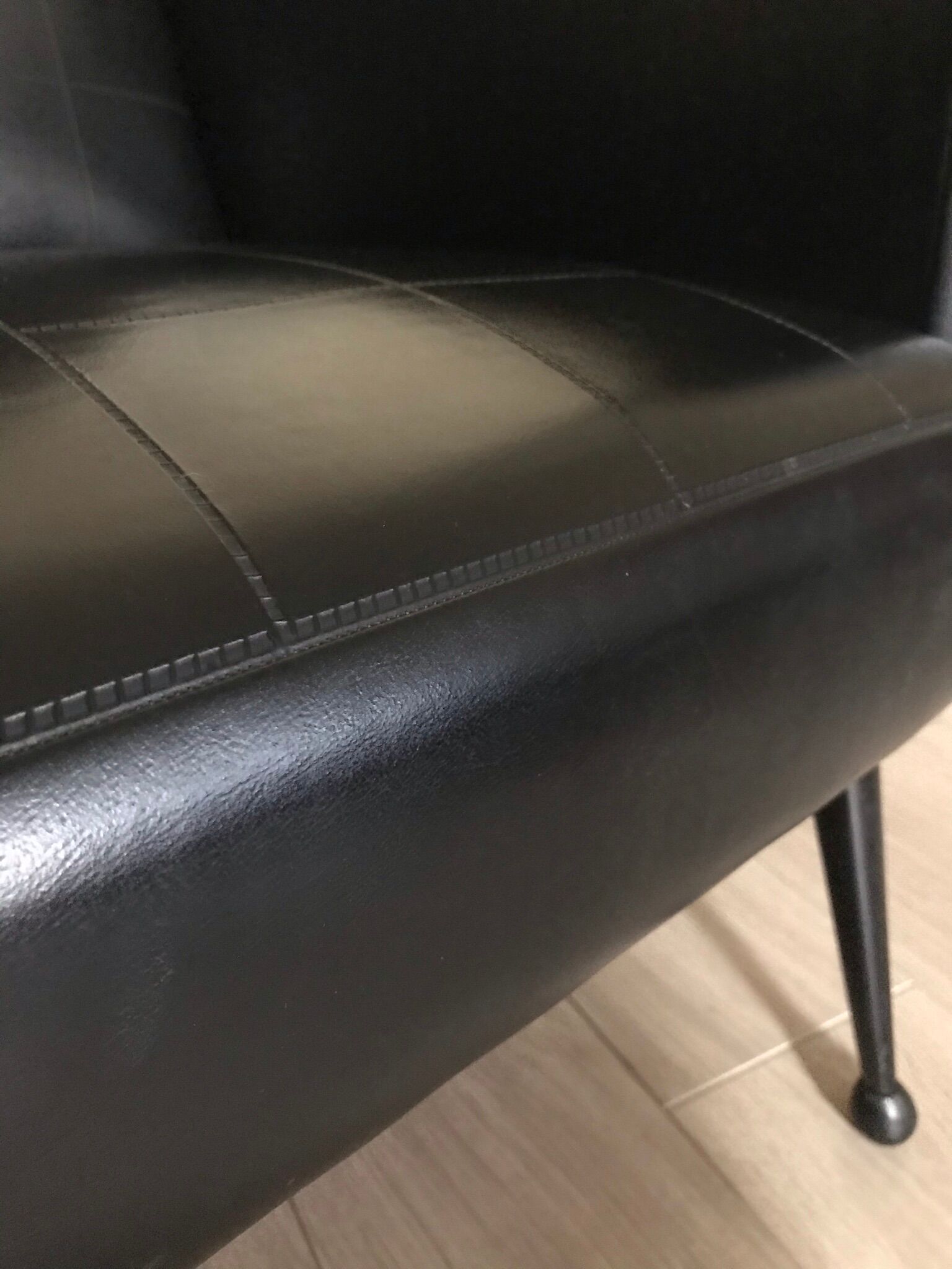 Fauteuil simili cuir noir 1970