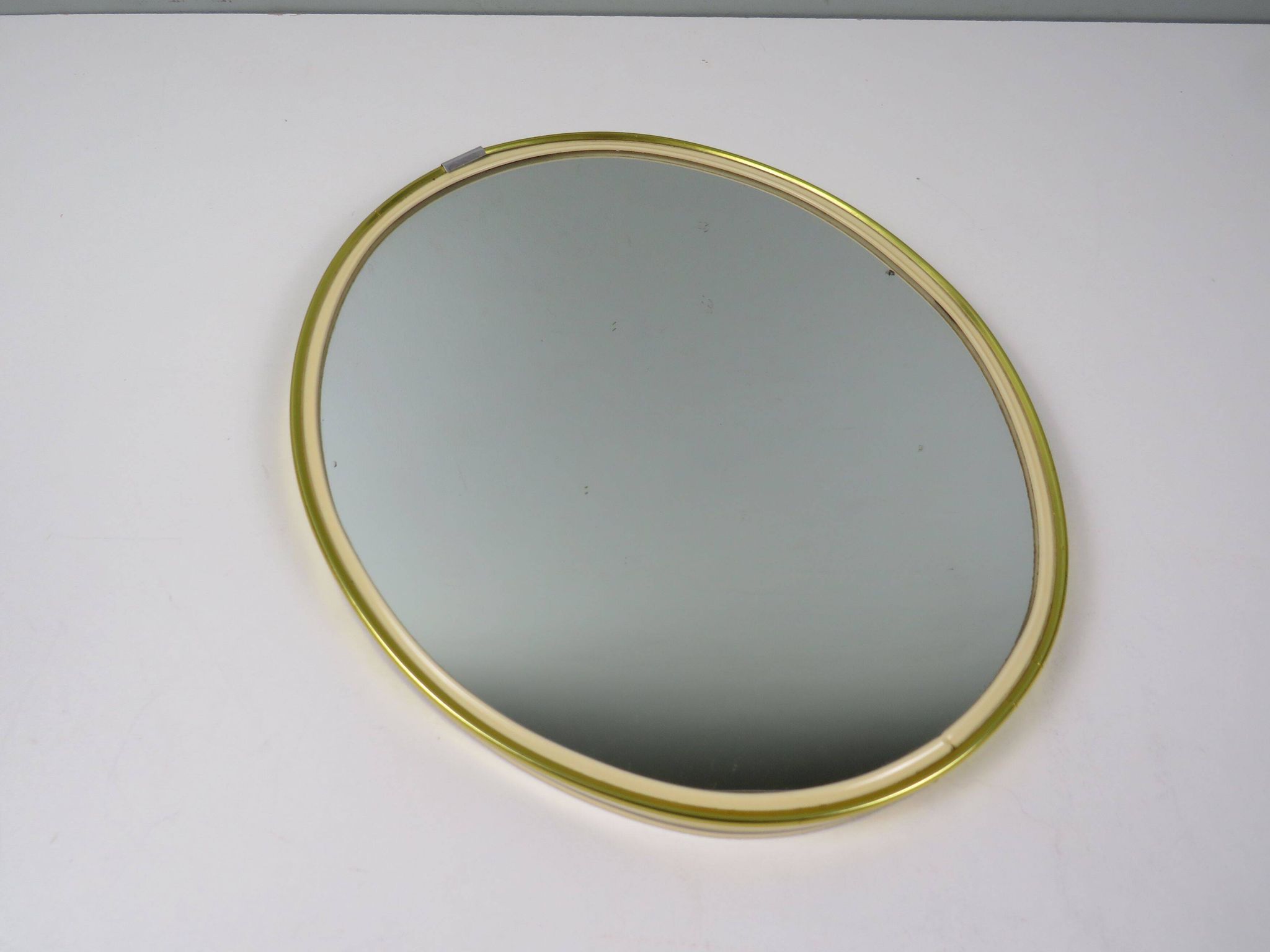 Vintage oval mirror – gold and elegance of the 50s-60s