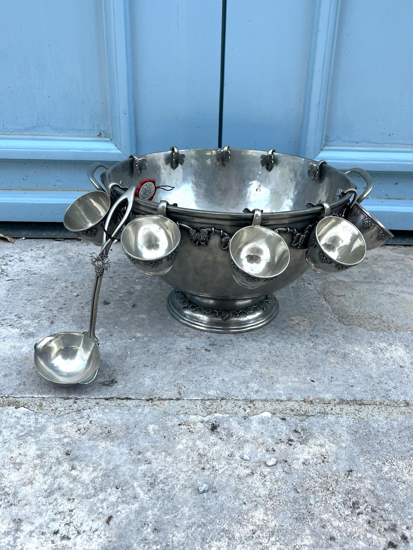 French pewter punch bowl set with 10 cups and ladle – grapevine Etain