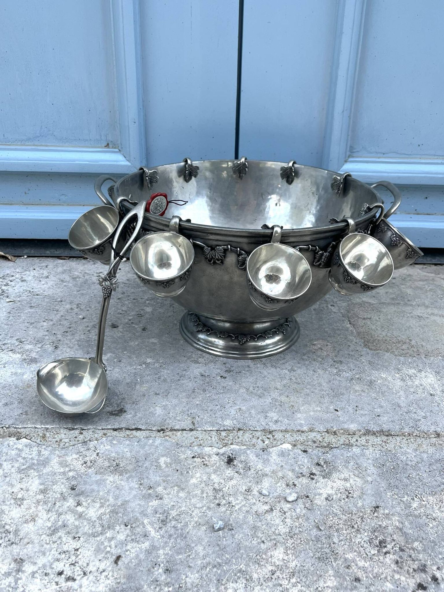 French pewter punch bowl set with 10 cups and ladle – grapevine Etain