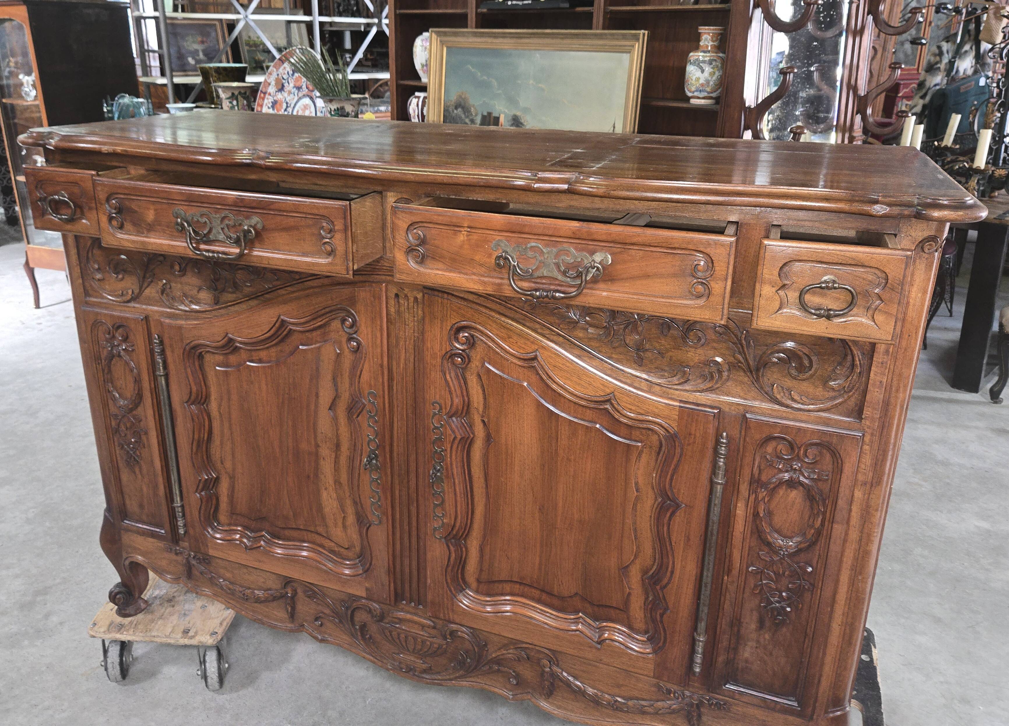 Buffet Louis XV provençal en noyer sculpté – XIXe siècle