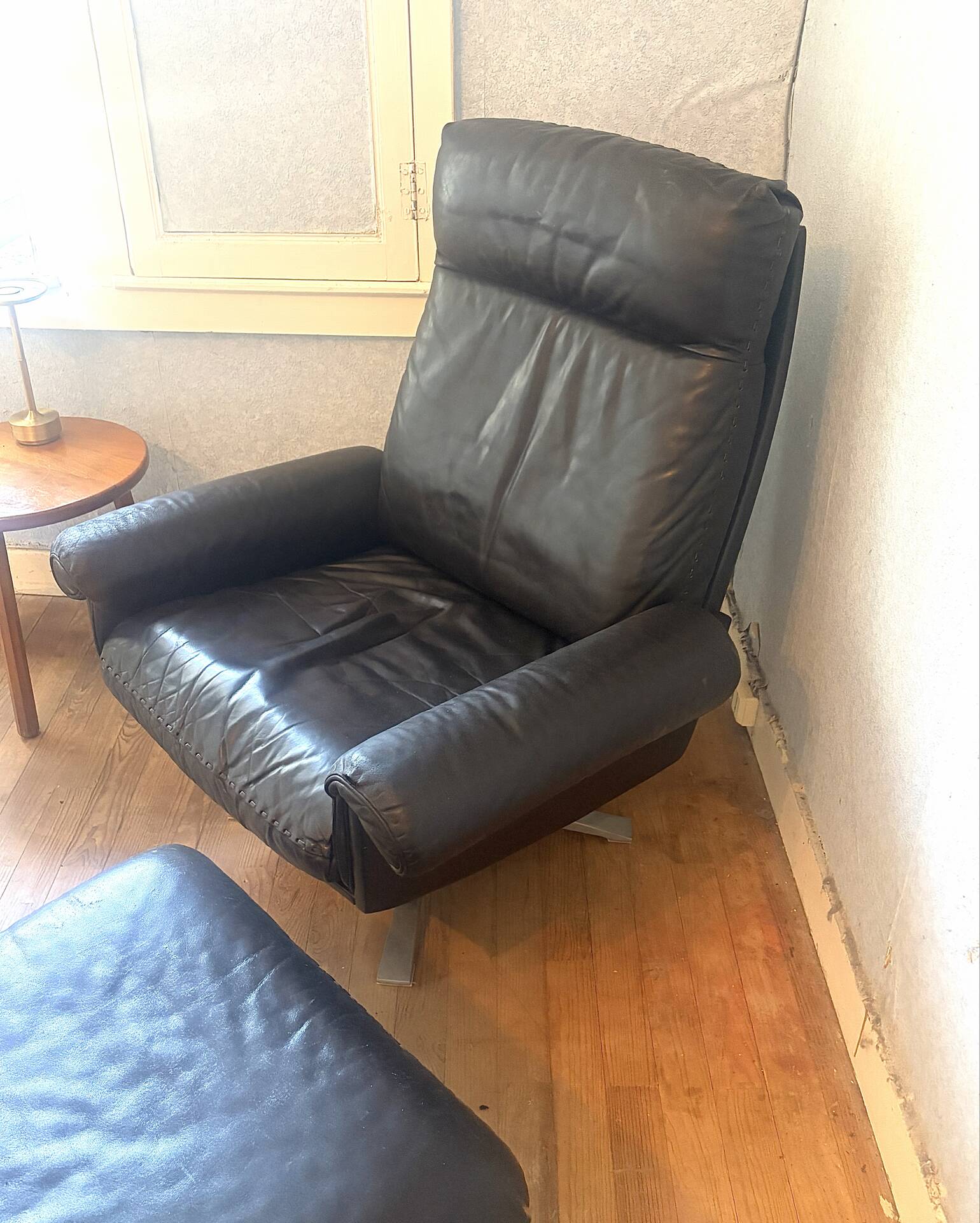 High back lounge chair + Hocker in leather by De Sede model DS-31