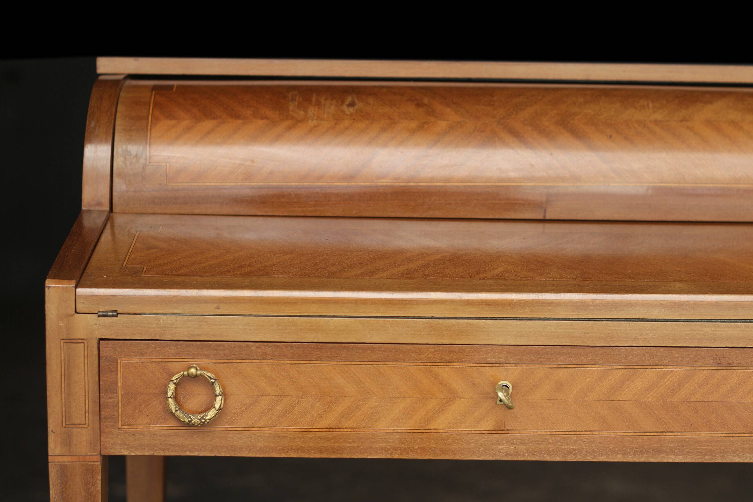 Charming desk with a blond wood structure. Work from the Faubourg (early 20th century).