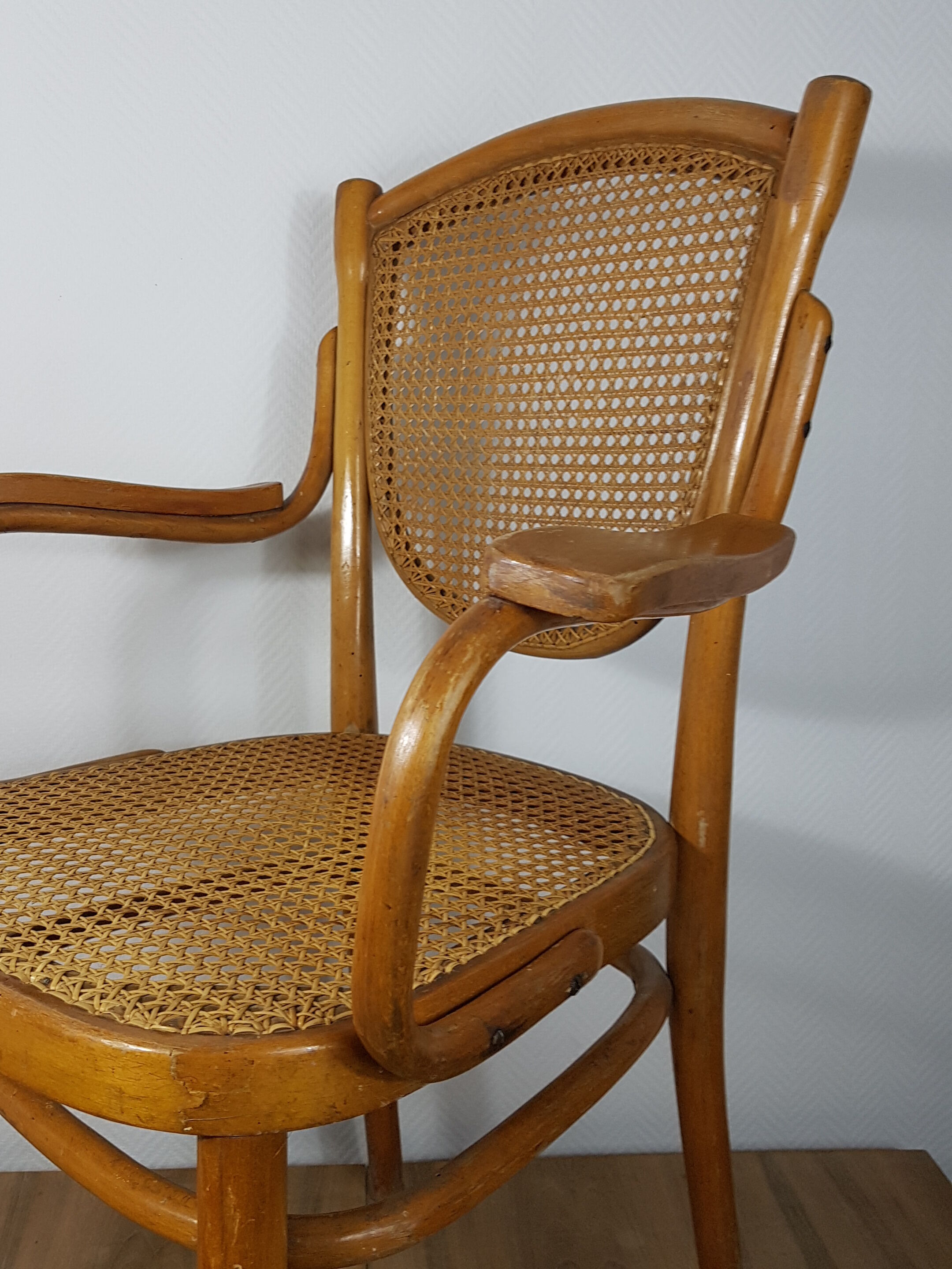 Fauteuil assise et dossier en cannage étiquette de Thonet ref sl02