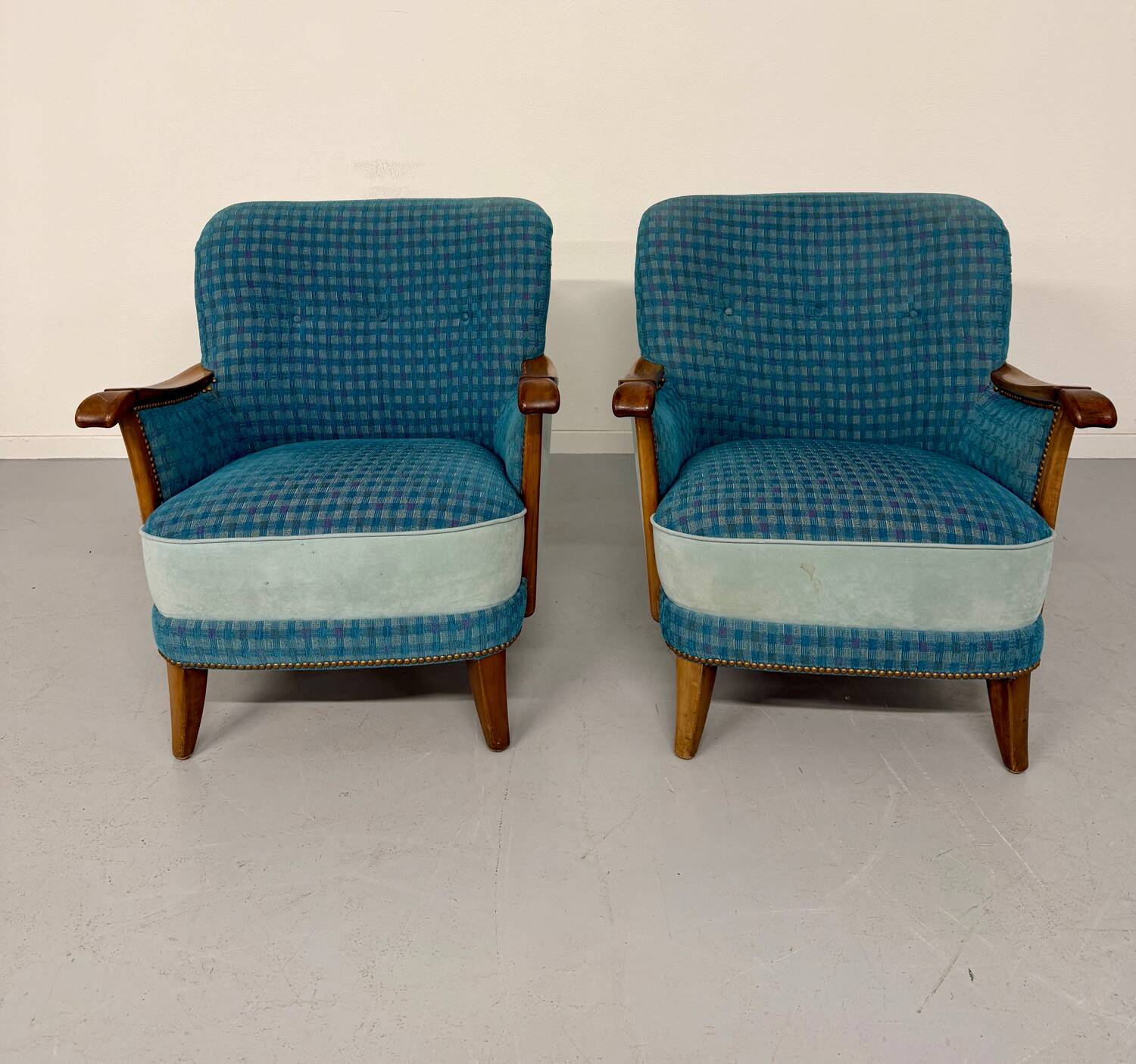 Lot of 2 sculptural Danish design armchairs from the 1940s, vintage.