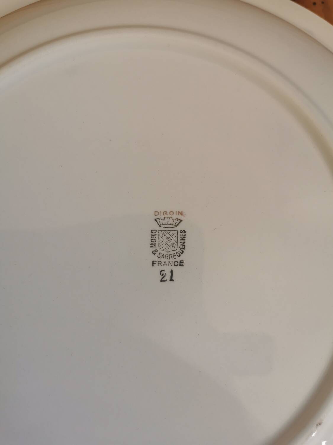 Plat creux Digoin, corbeille de fleurs