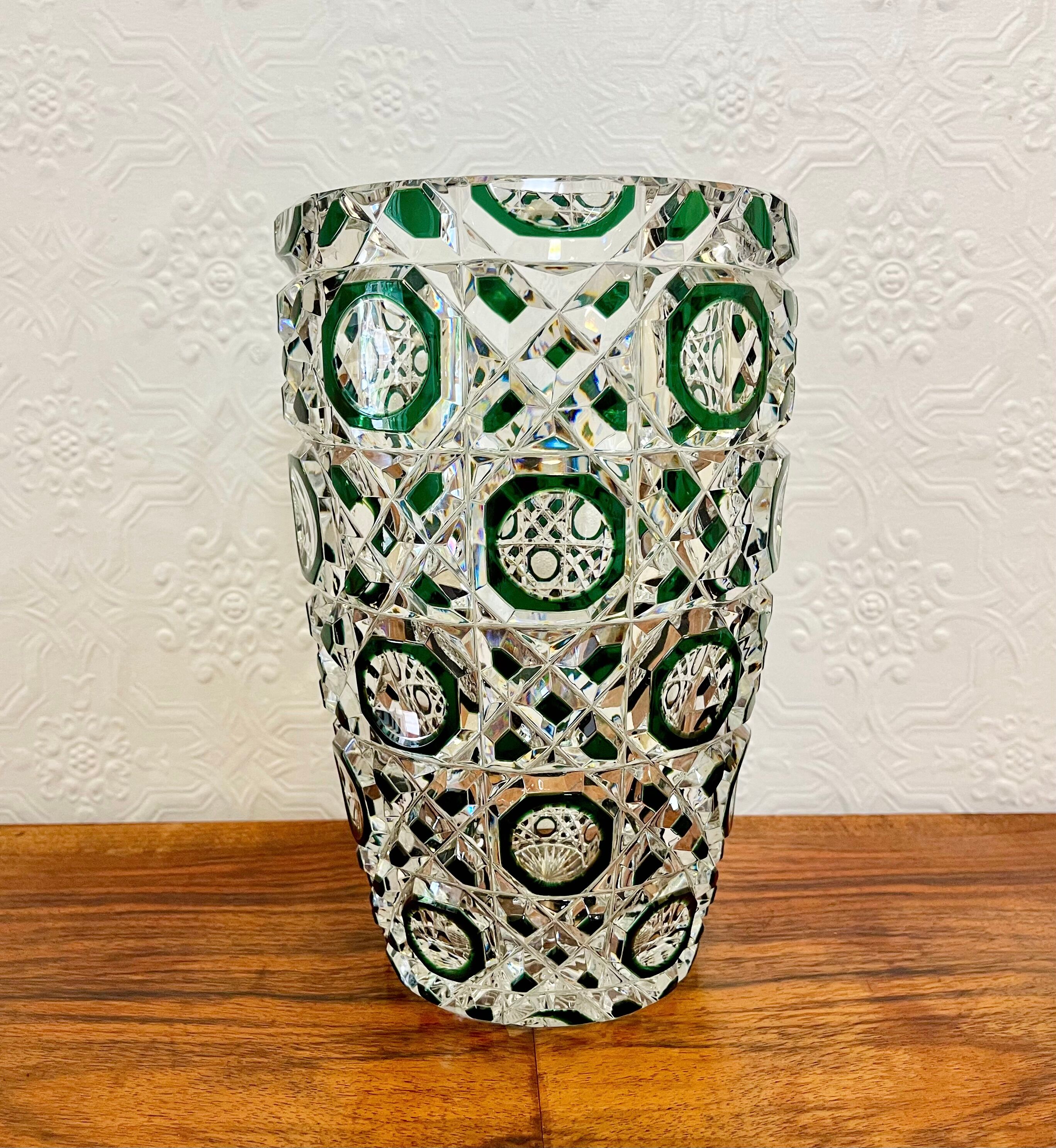 Vase en verre vert par Val St Lambert Belgique