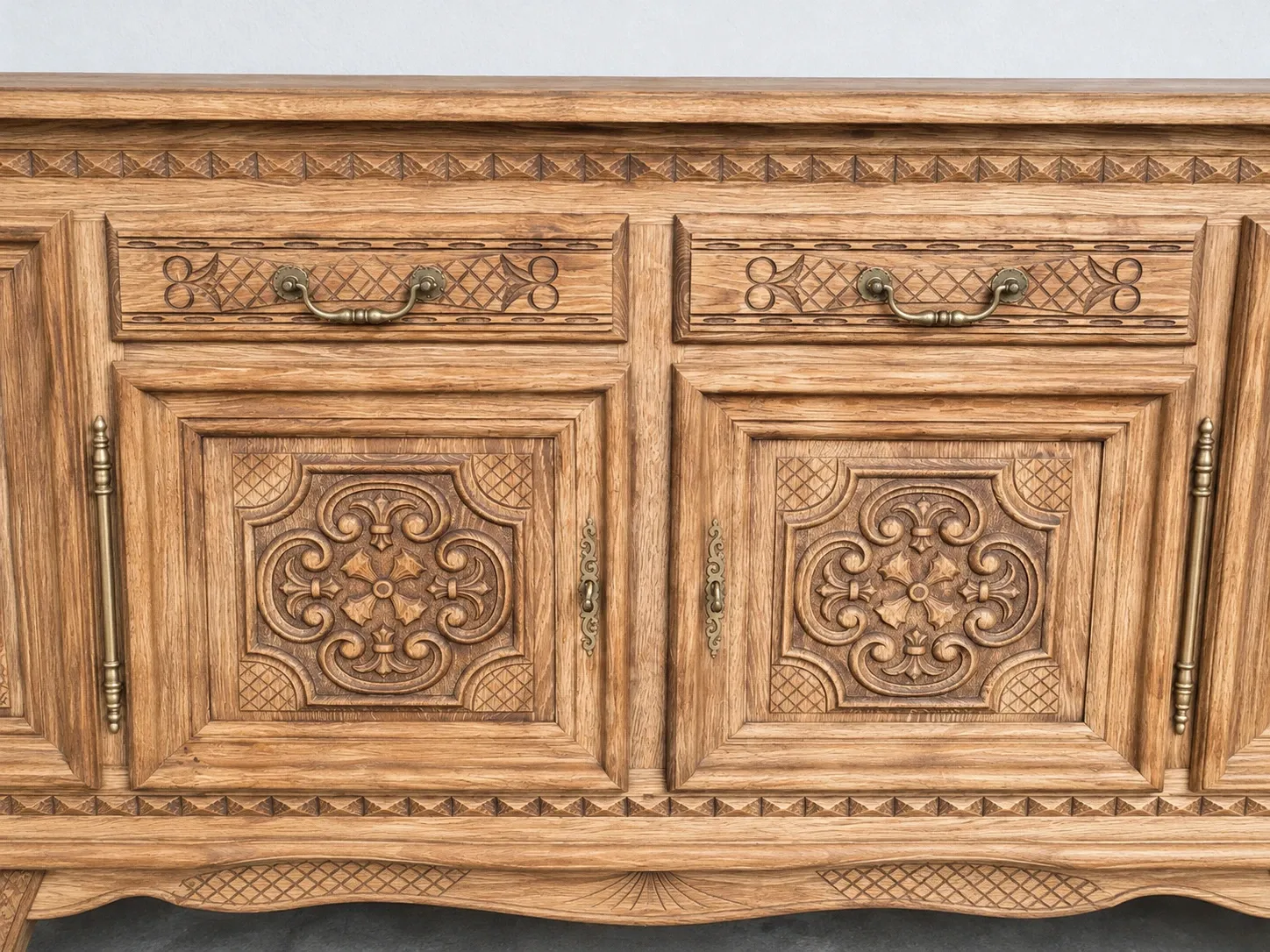 Buffet en bois massif mouluré