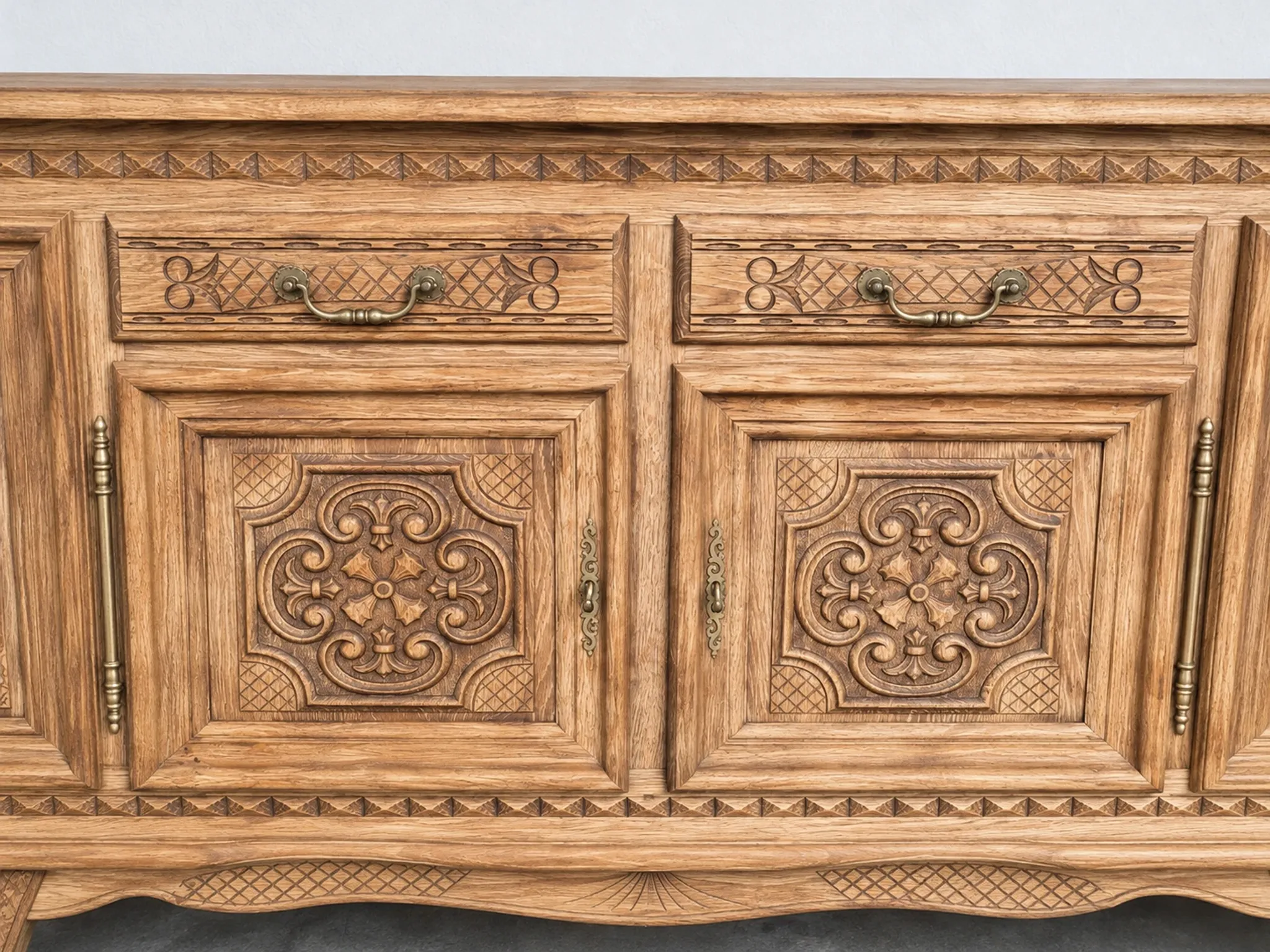 Buffet en bois massif mouluré