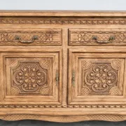 Buffet en bois massif mouluré