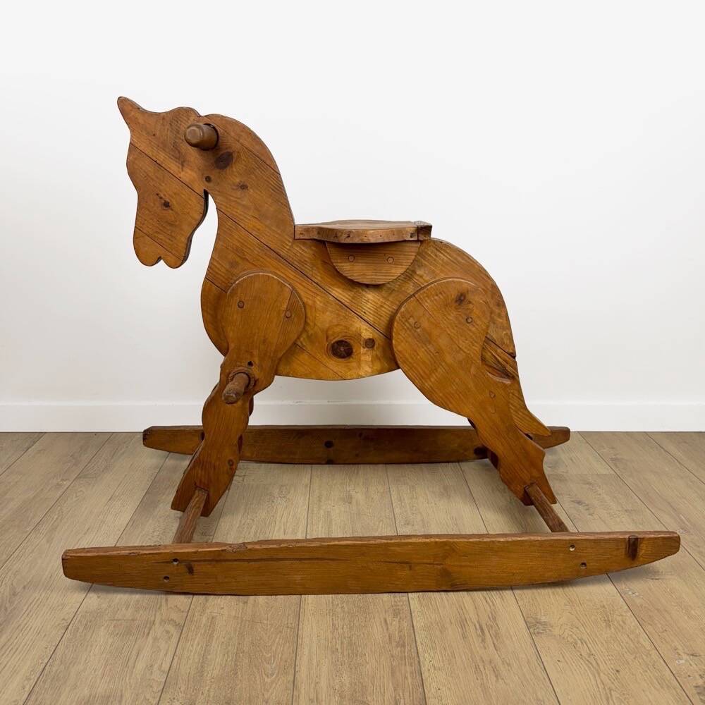 Grand cheval à bascule ancien en pin