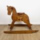 Grand cheval à bascule ancien en pin