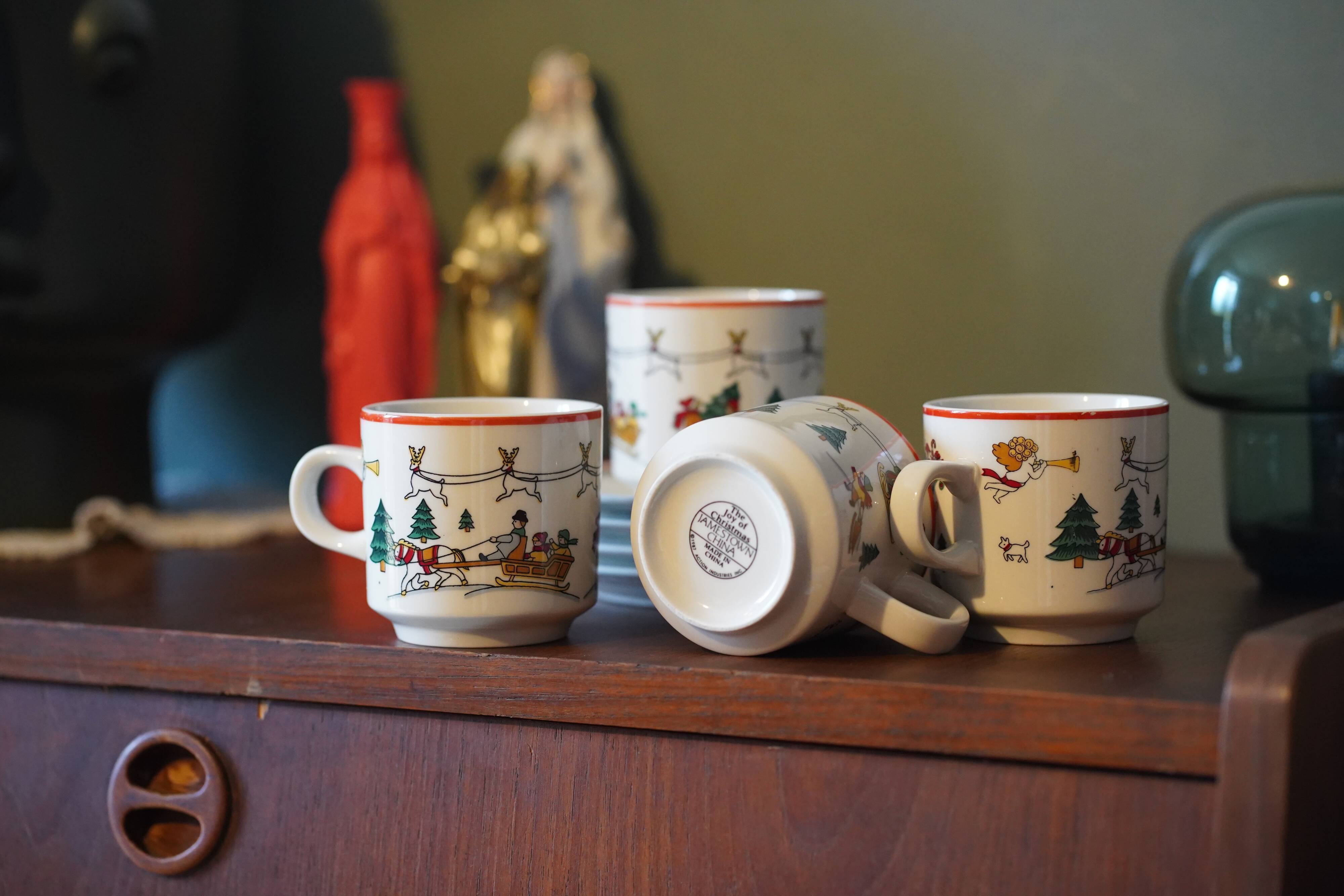 4 Christmas cups