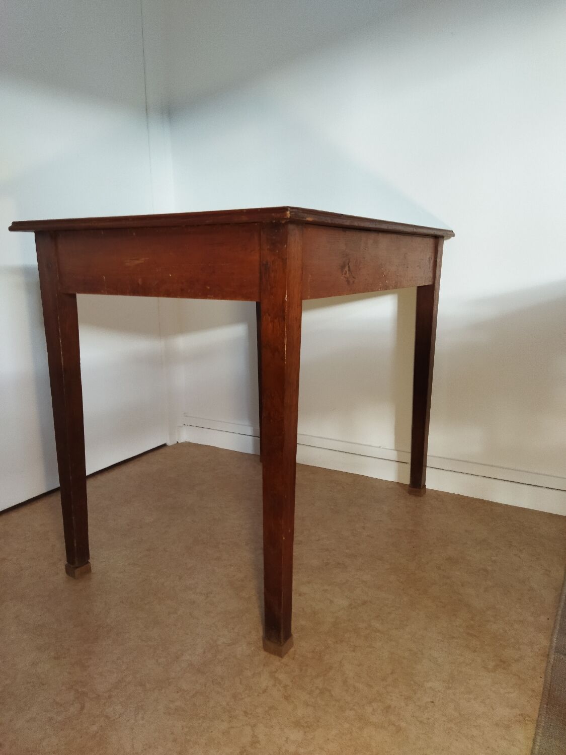 Spindle legs desk