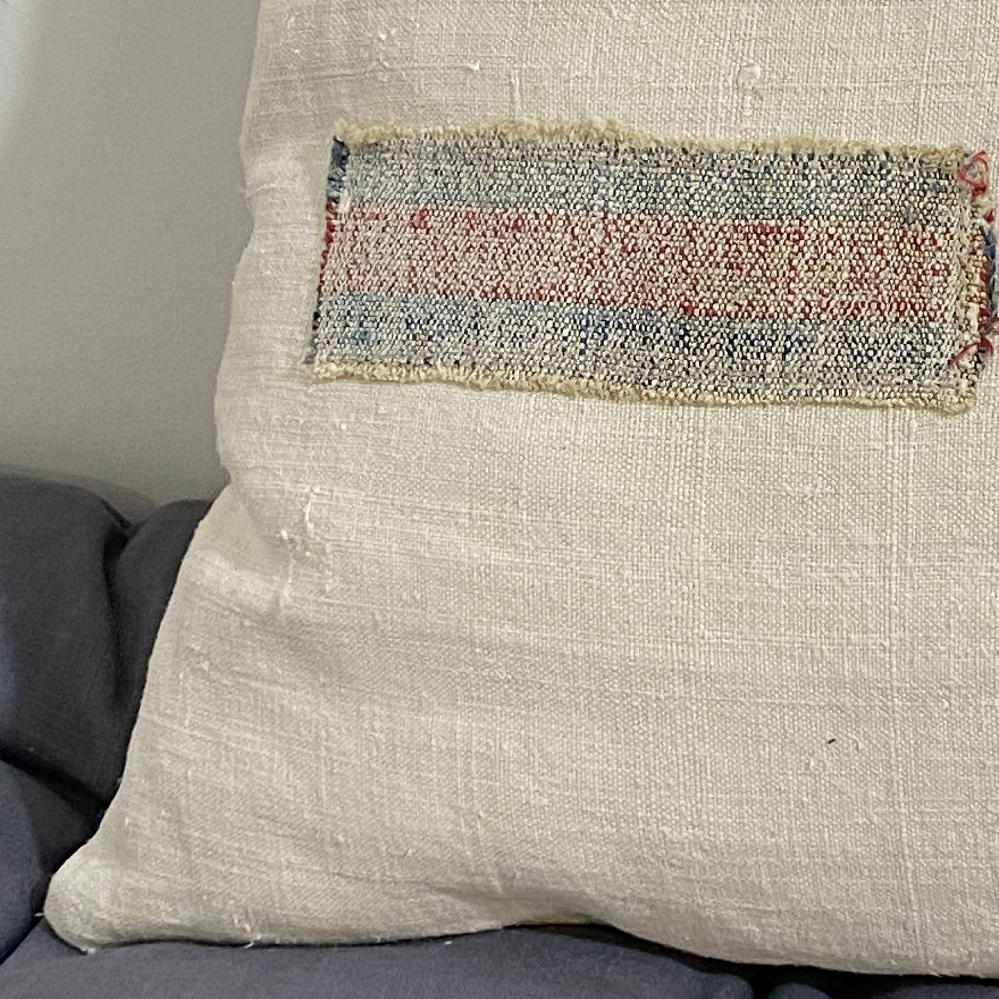 Coussin carré en toile ancienne style Kilim
