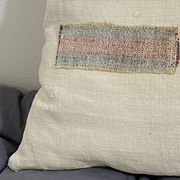 Coussin carré en toile ancienne style Kilim
