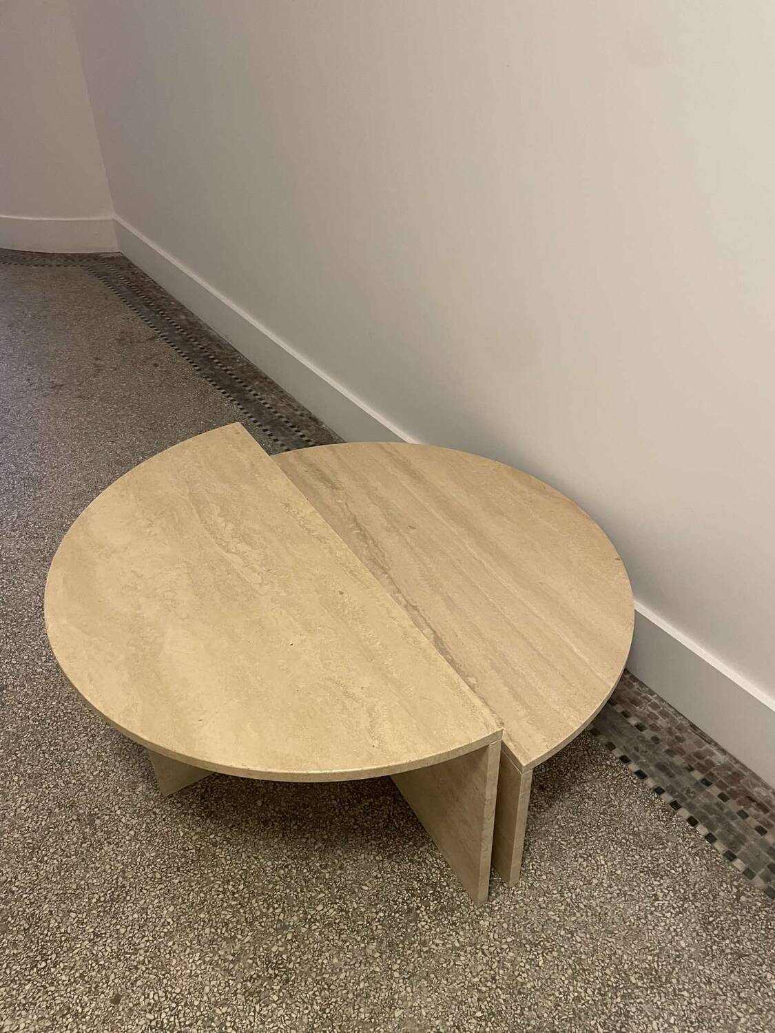 Table basse ronde en travertin, modèle pour Up&up, Italy, 1970s