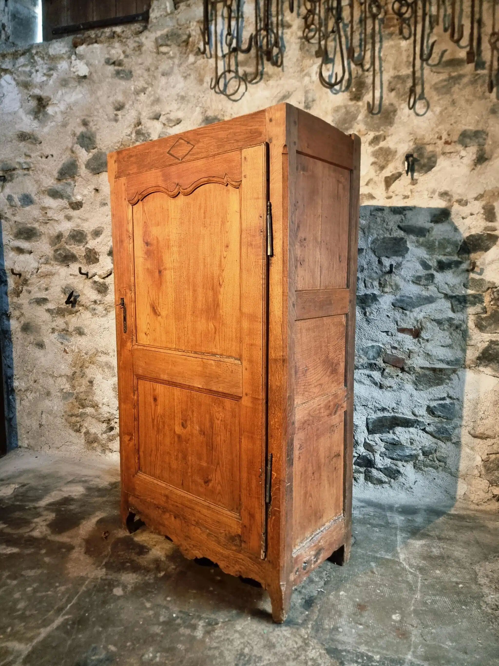 Armoire ancienne française en châtaignier – XVIIIe siècle