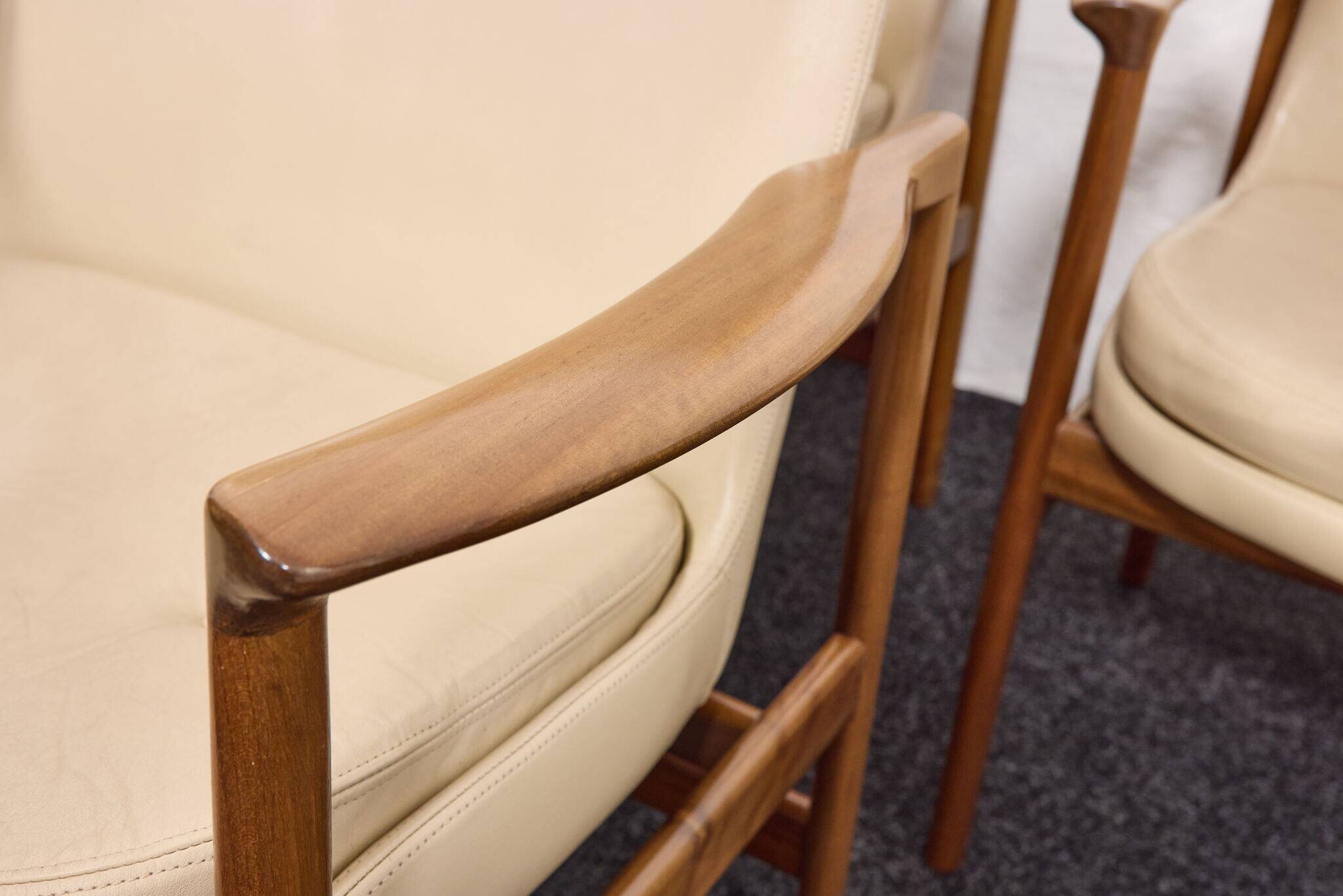 Chaises de salle à manger/conférence vintage avec accoudoirs en noyer et cuir vinyle d'origine b