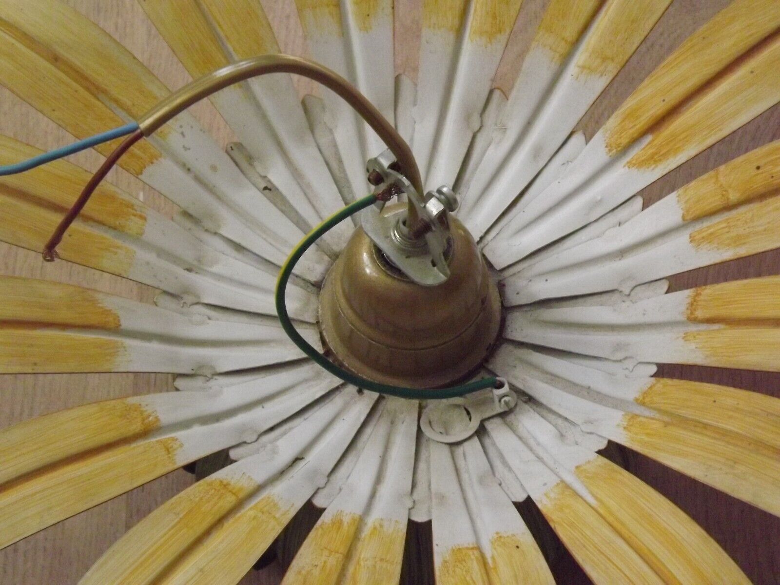 Ceiling light yellow &green leaves one central bulb