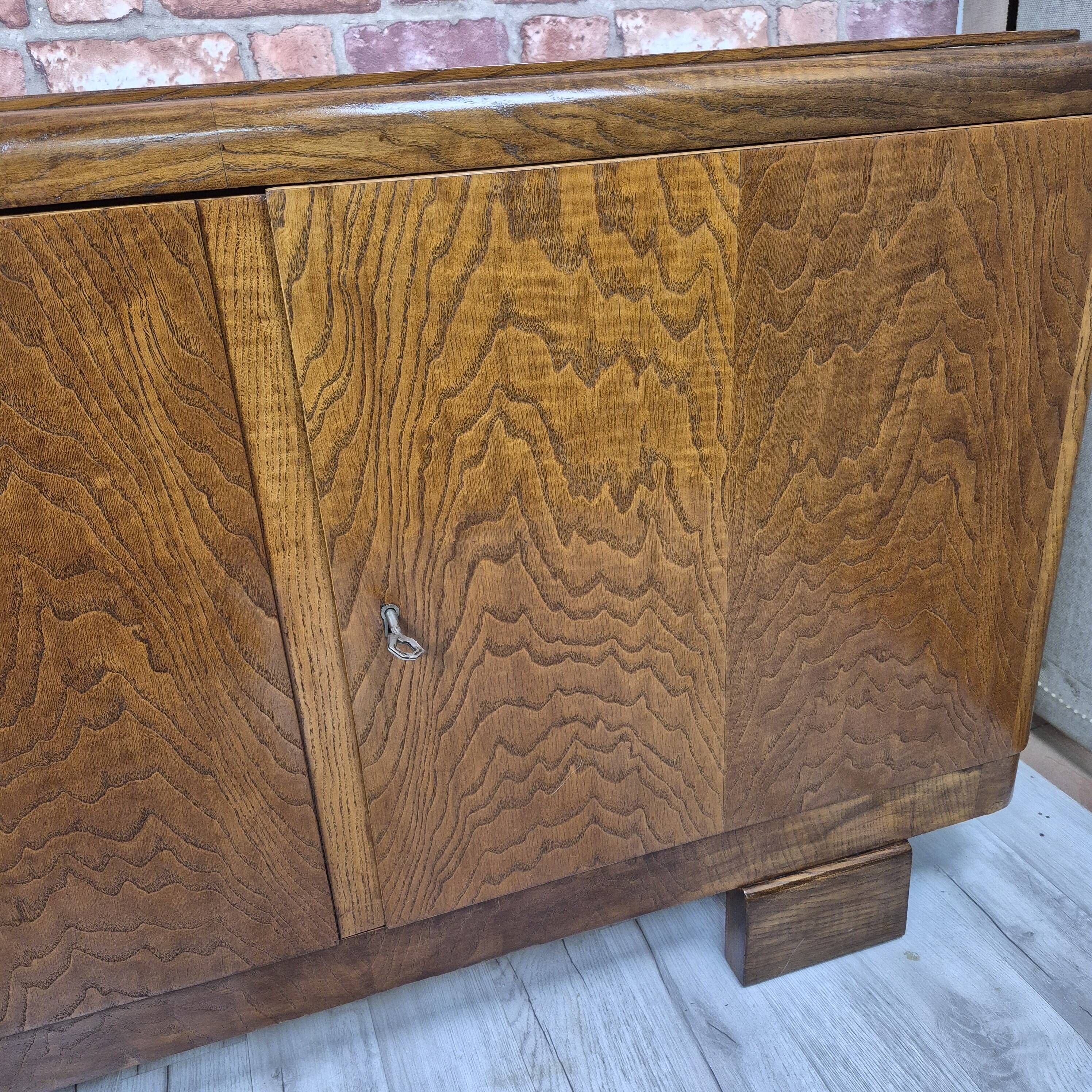 Commode basse en chêne Art Déco restaurée, console TV des années 1940.