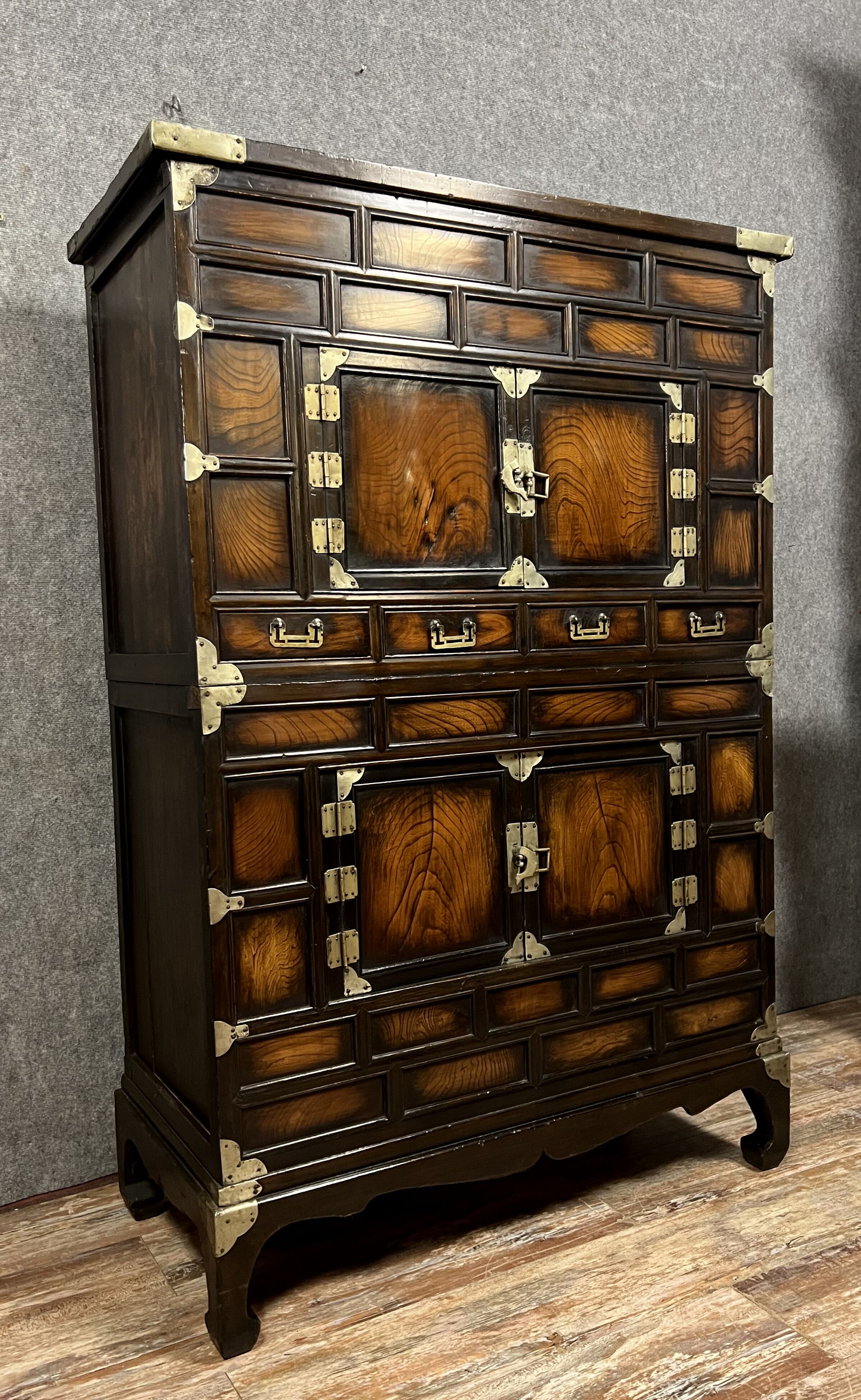 Cabinet japonisant en bois de fer et bronze doré époque XIXème