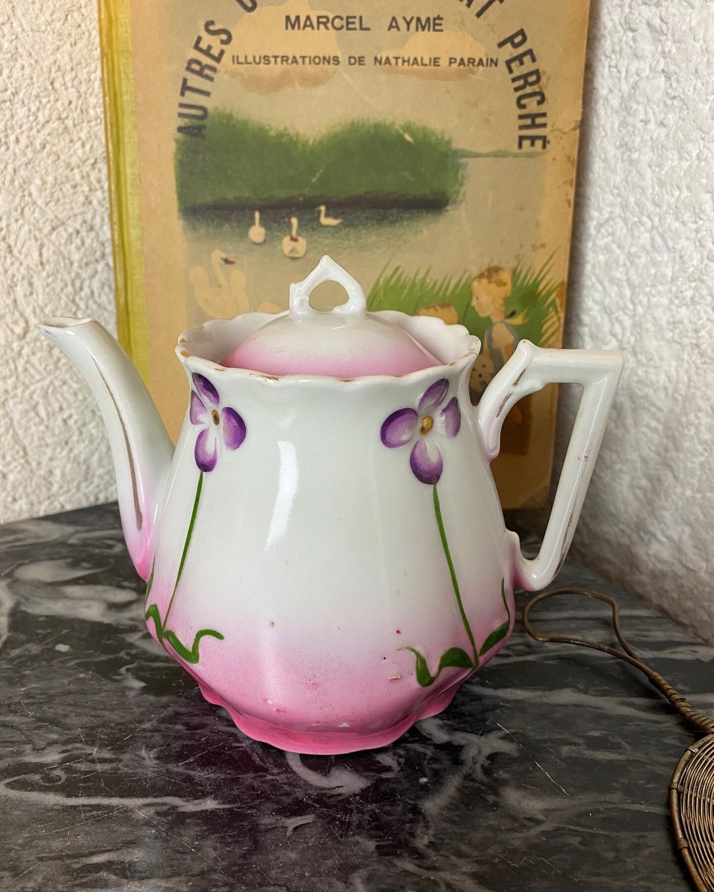 Teapot in antique porcelain "Art Nouveau"