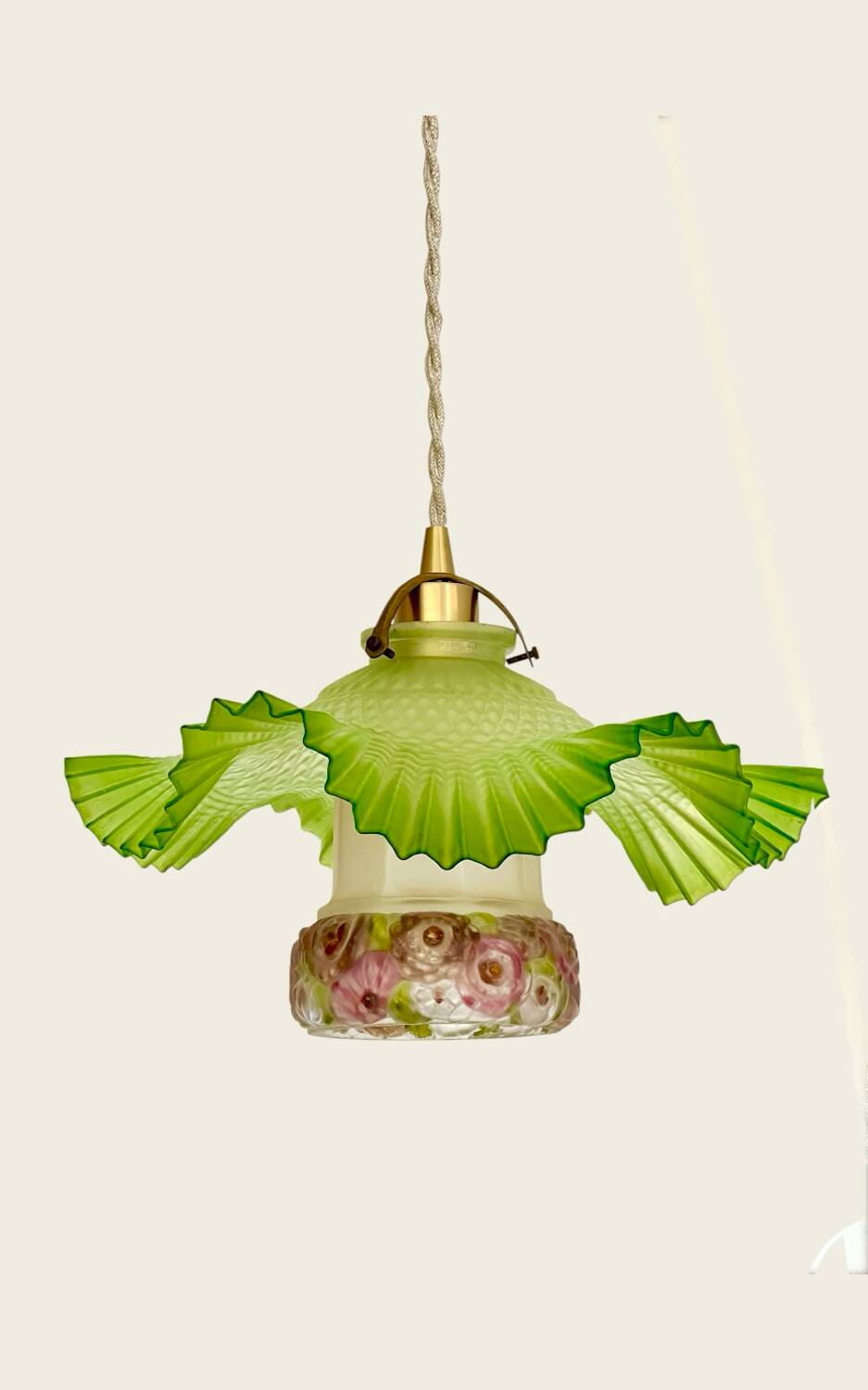 Opaline pleated suspension and tulip with Art Deco floral patterns.