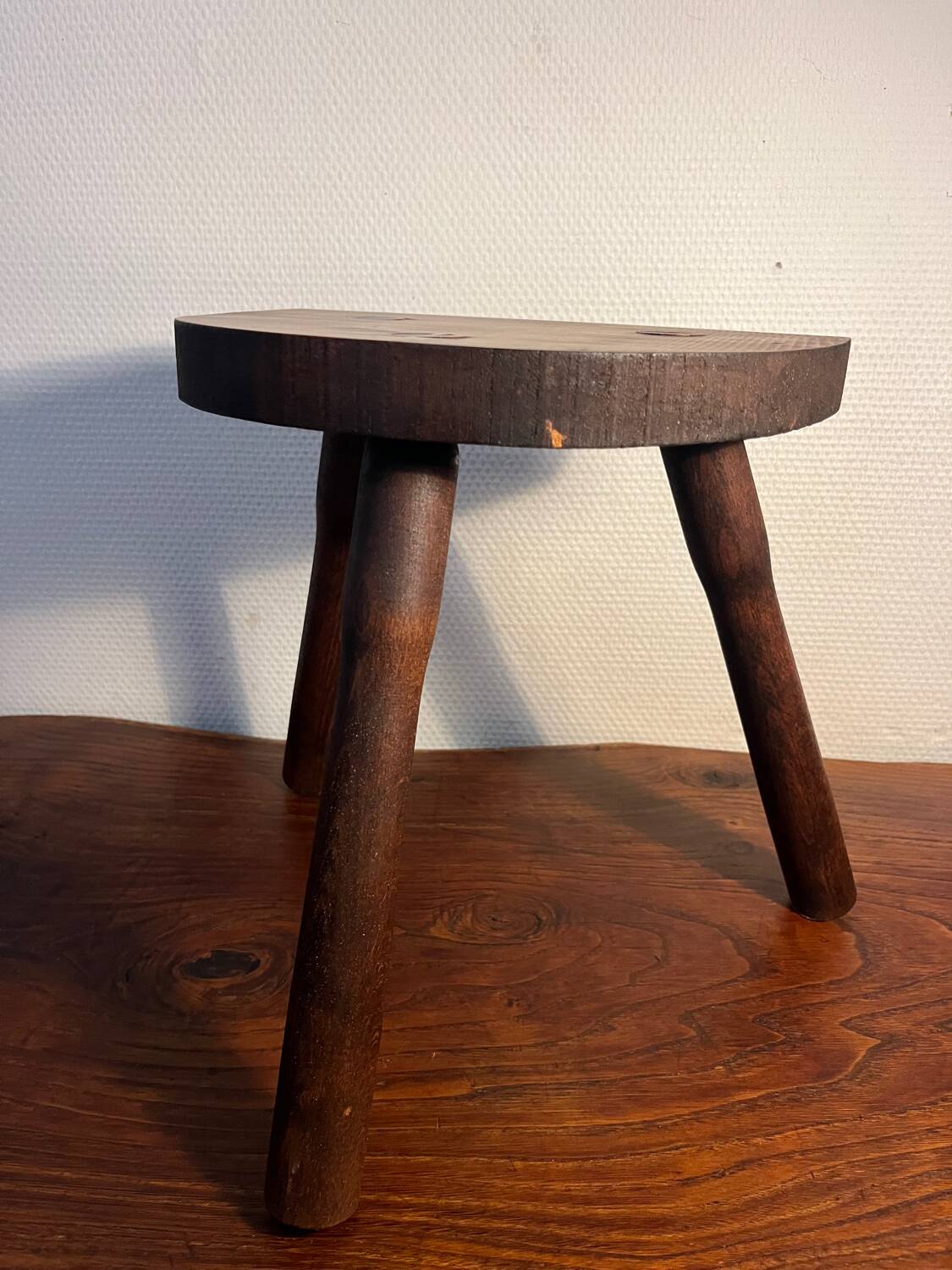 Tabouret tripode en bois