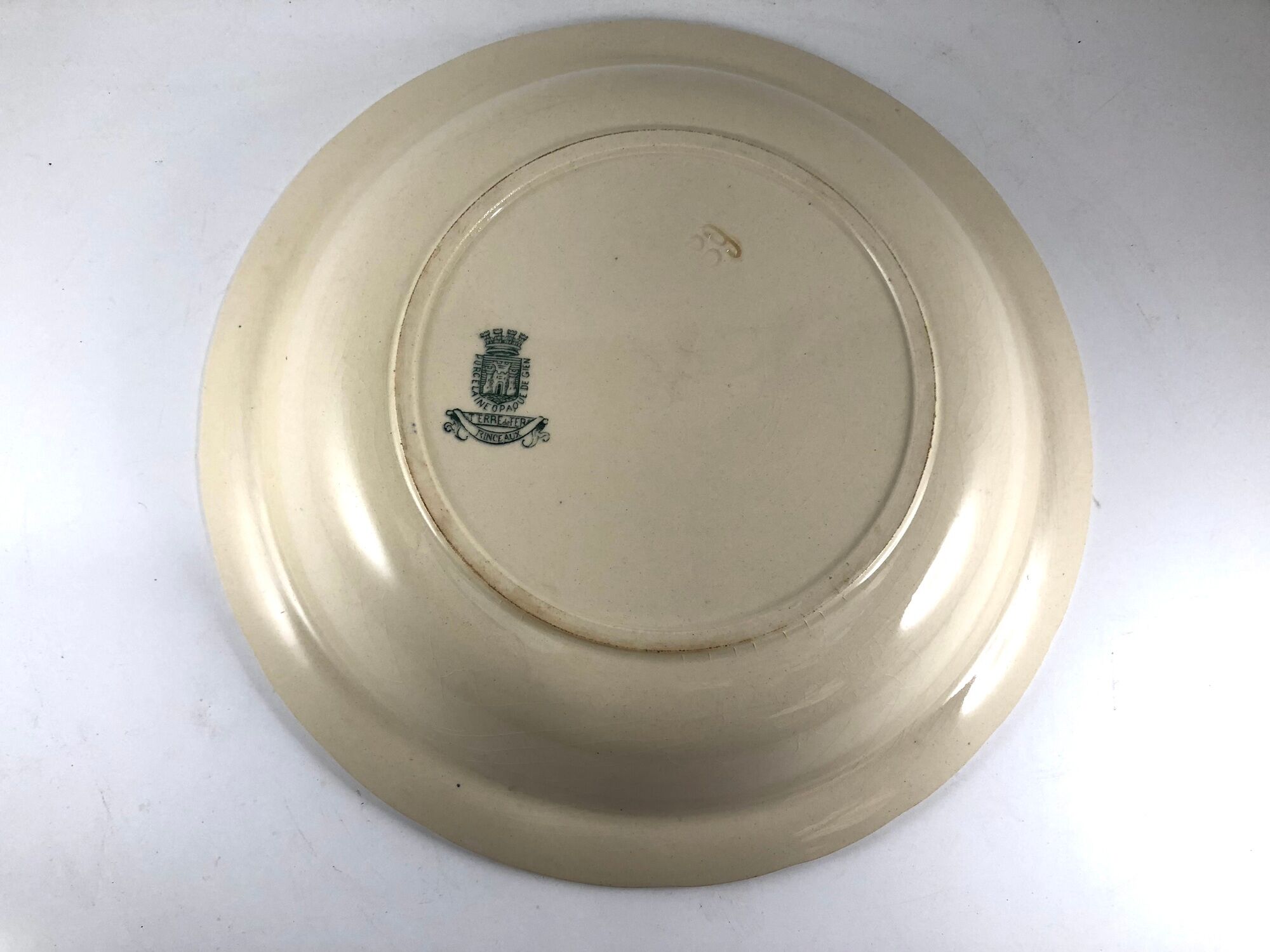 Hollow round plate in iron earth Gien model Rinceau