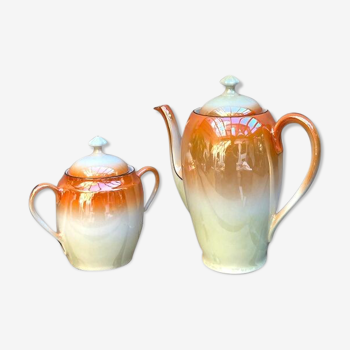 Set consisting of a teapot and a porcelain sugar pot of a pretty porcelain color deg