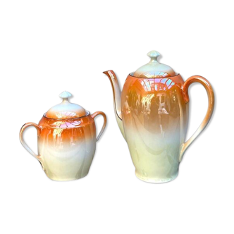Set consisting of a teapot and a porcelain sugar pot of a pretty porcelain color deg