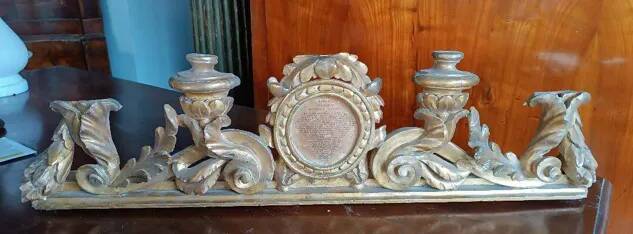 Ancient altar candlestick with cartagloria in gilded wood from the 18th century