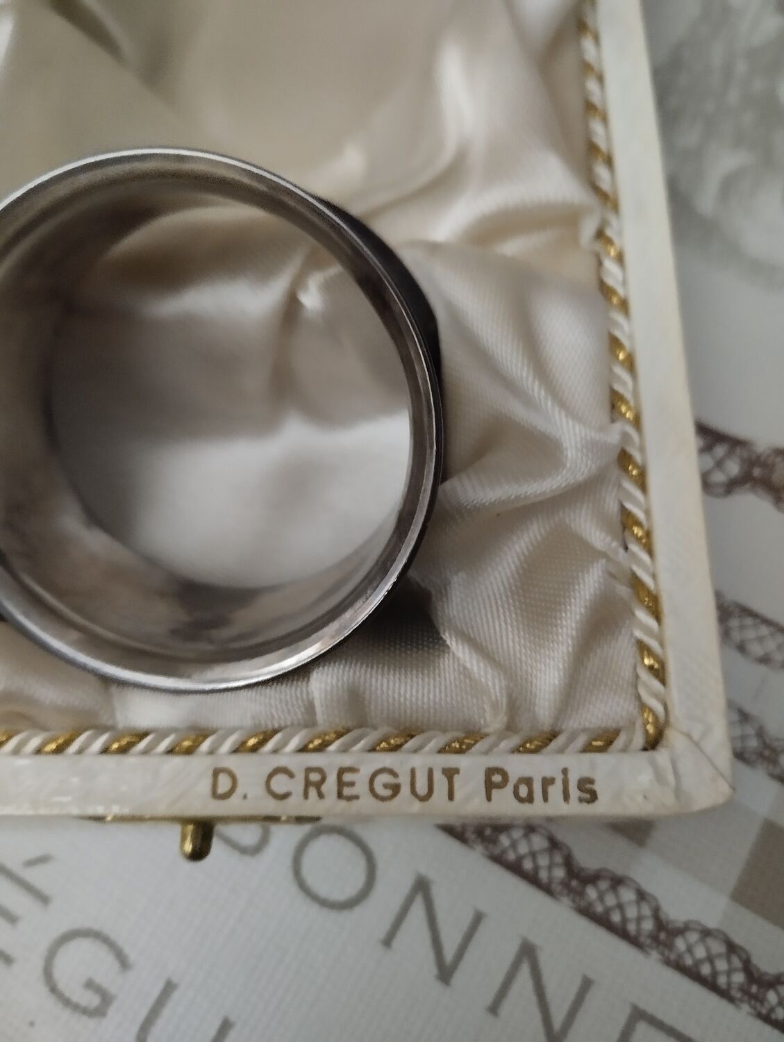 Timpani and old napkin ring in original ca boit - Daniel Cregut