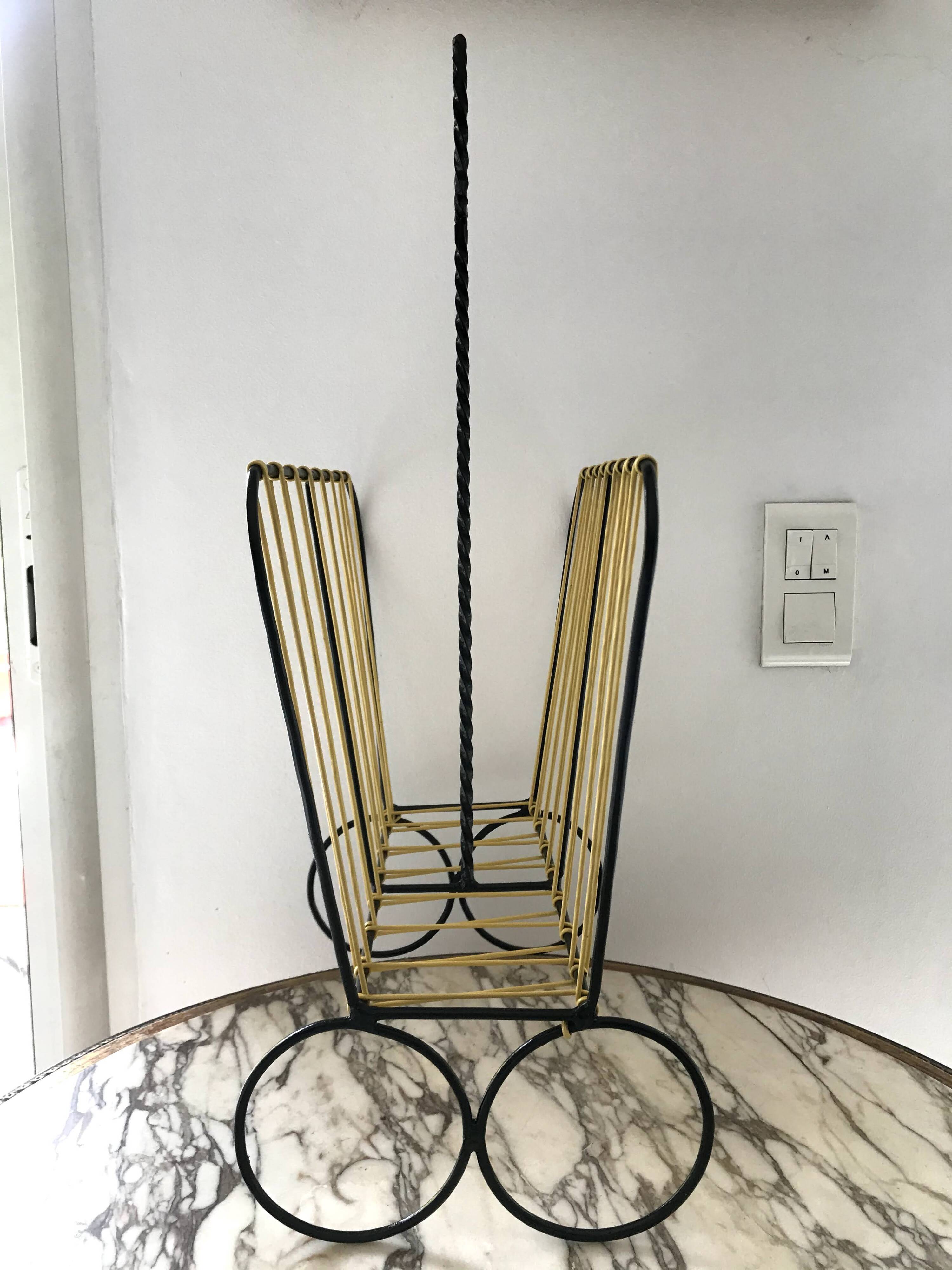 Scoubidou magazine rack