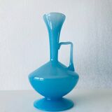 Carafe en opaline bleue