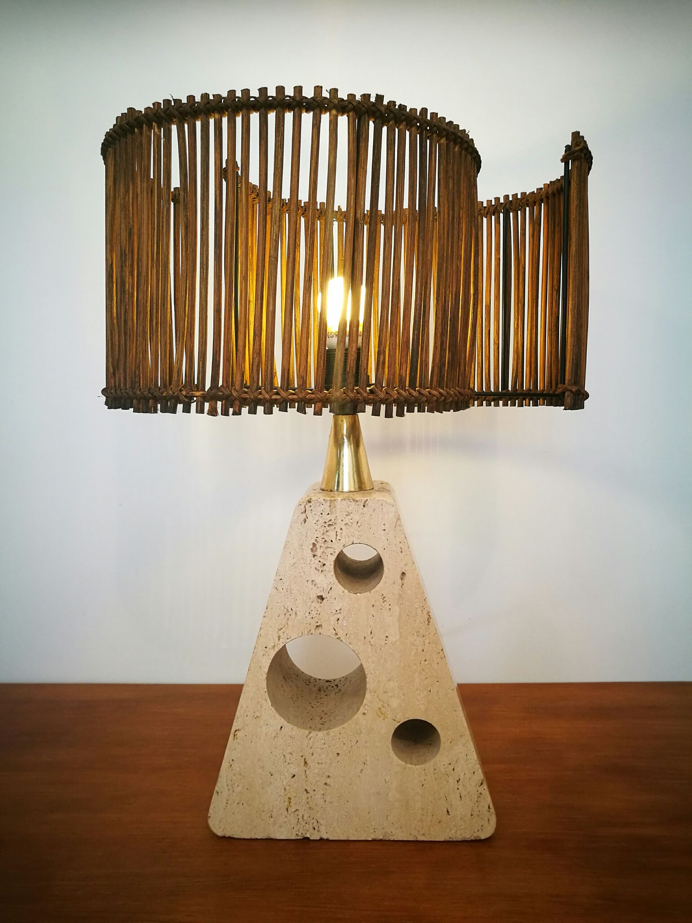 Great lamp sculpture in modernist travertine, brutaliste Italy, 1950, 1960