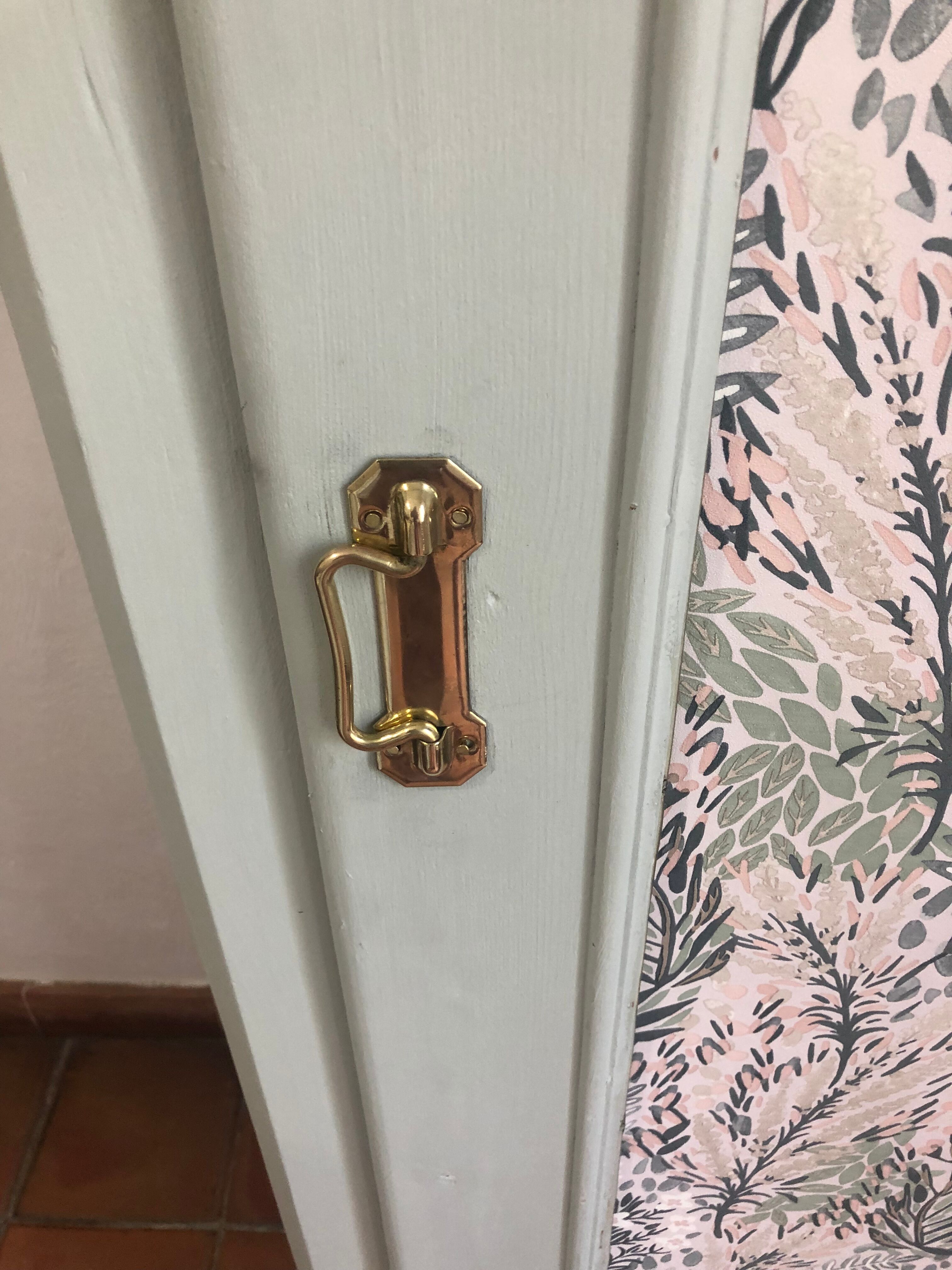 Bonnetiere en pin, armoire