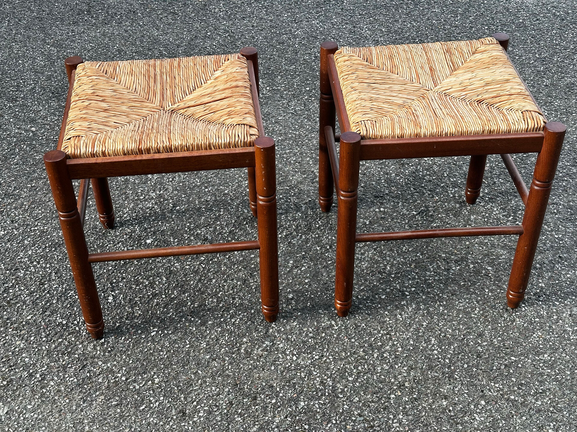 Paire de tabourets années 50 en bois et assise paillée