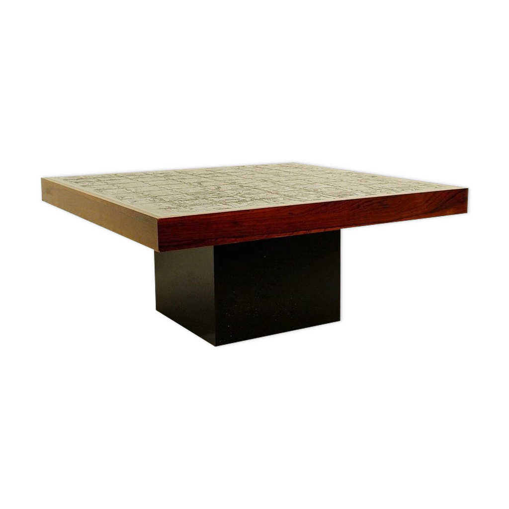 Table basse carrée avec haut sculpté, signé | Selency