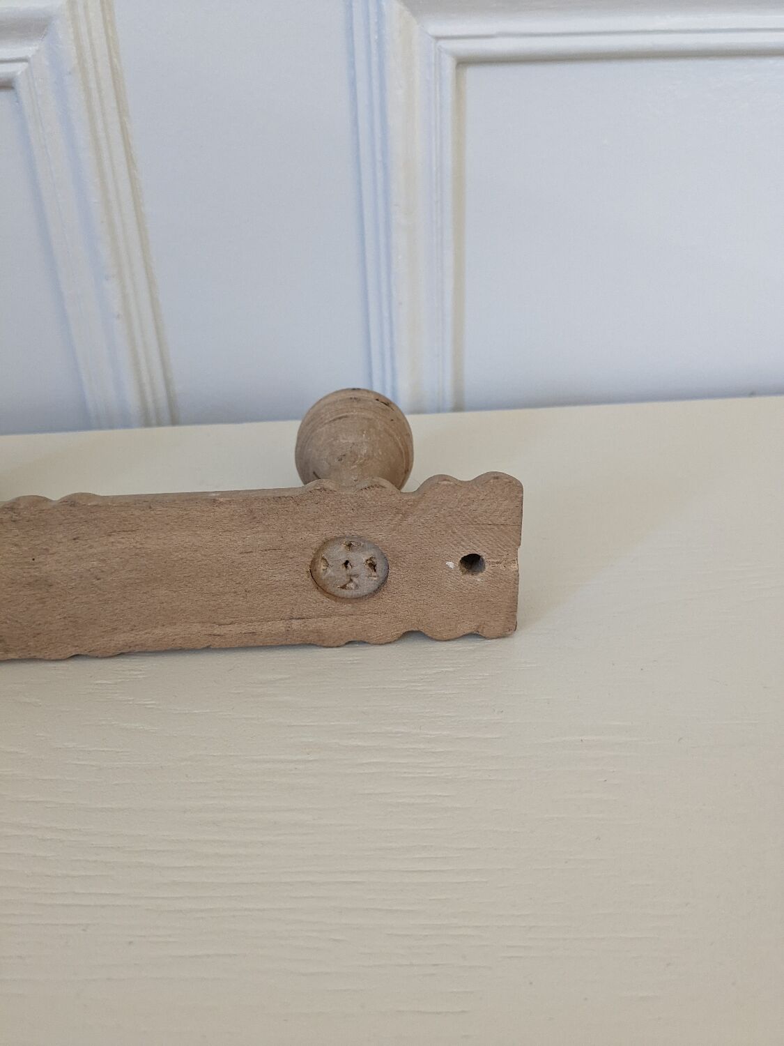 Wall-mounted coat rack with 3 hooks